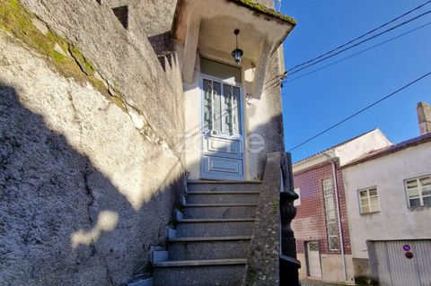 Identificação do imóvel: ZMPT563919 3-storey stone house in the center of the village of Arcozelo da Serra. Near services and commerce. Parking at the door. The house is divided into 2 rooms: a 1 bedroom on the ground floor and a 3 bedroom on the 1st...