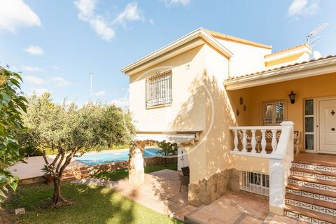 HOUSE FOR SALE IN SAN ANTONIO DE BENAGEBER aProperties exclusively presents this magnificent semi-detached house located in a quiet urbanization of the Camp del Turia region, with exit to the CV 35 and 15 minutes from Valencia and a few meters from t...