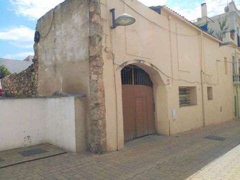 Plot of 283 m² located in the center of the town of Calonge where there is an old bread workshop, divided into two levels and with a total of 140 m² built.It is an ideal property for a developer/builder or a family in which up to two single-family ho...