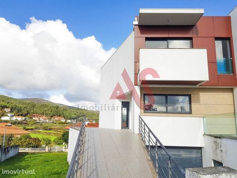 House in gaveto T4 in Abade de Neiva, Barcelos - House T4 in gaveto inserted in housing area and quiet; - Less than 5 minutes from the center of Barcelos; - Possibility of finishing at the customer's choice; - 3 floors: Basement with garage for 3 car...