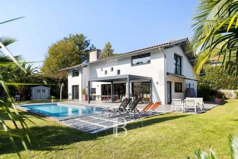 Located in a peaceful area, 5 minutes walk from the village, very beautiful house of 160 m² built in 2014, surrounded by a plot of 2.300 m² with swimming pool. It features a beautiful living room on the ground floor opening onto the garden and pool, ...