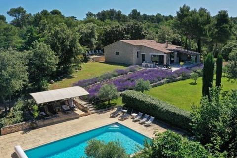 Comfortable villa in a dominant position on a residential hill in the village of Ménerbes. At the end of a small dirt road is the automatic gate which opens onto a parking area bordered by stone walls and a pergola for 3 vehicles. A stone staircase g...