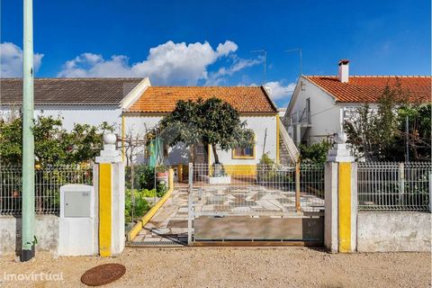 Individuelle: Maison de 148,2 m2 insérée dans un terrain de 290,6 m2 dans la pittoresque Aldeia da Muda, en face de la Reserva da Muda. Cette propriété vous permet de personnaliser une authentique villa de l’Alentejo à votre goût, confort, liberté po...