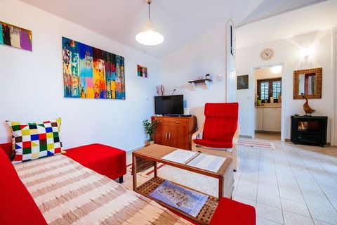 This charming 2-bedroom apartment in Posedarje is beach-facing, and it can accommodate up to 4 guests. Suitable for couples and a family on vacation, the property also features a private garden and a private terrace with furniture to sit back and enj...