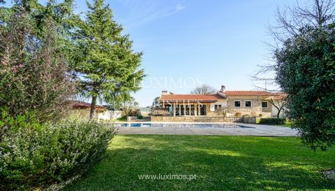 Discover the ideal combination of urban proximity and rural tranquilly in this majestic property , situated at the same distance from Vila do Conde as it is from Porto, which is 15 minutes away. Featuring a privileged location on an expansive propert...
