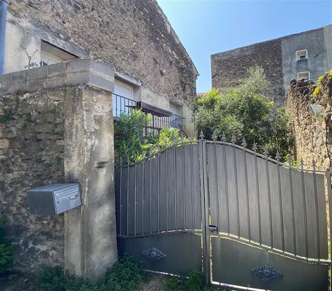 Exclusivity - This pretty house is located in the center of Sainte Cécile les Vignes, at the end of a dead end, without the nuisances. On the ground floor, a large garage, with water point-laundry room-wc, boiler and cumulus, access to the first floo...