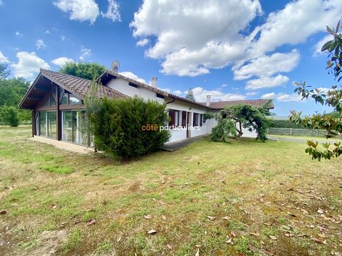 Landes house located in a quiet and peaceful area, 2 steps from the lake and bike paths. It is surrounded by a large plot of 1265m2, offering open views of the surrounding countryside. The house has four bedrooms, an independent kitchen with plenty o...