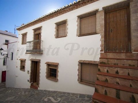 Townhouse in the centre of Canillas de Albaida, 4 bedrooms, 1 bathroom and lovely views from the terrace.