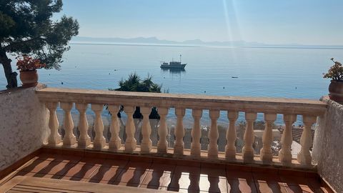 Spectacular semi-detached house on the seafront in the sought-after urbanization of Alcanada (Pto. de Alcudia) with holiday license (ETV) for 8 people. The house consists of three floors plus a large garage, it has two entrances, if we access through...