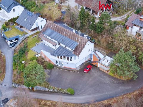 Wij presenteren u een onafhankelijk bedrijfs- en woonhuis, op een prachtige locatie in de omhelzing van de natuur met een prachtig uitzicht op de stad Ljubljana, Het woongedeelte van het huis omvat maar liefst 449m2 en het zakelijke gedeelte is 239m2...