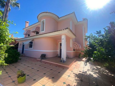 Independent villa with private swimming pool on the front line of the Golf Mediterranean style house with 5 bedrooms (+ office) and 3 bathrooms (including master bedroom en-suite), perfect for families wishing to live there all year round or come to ...