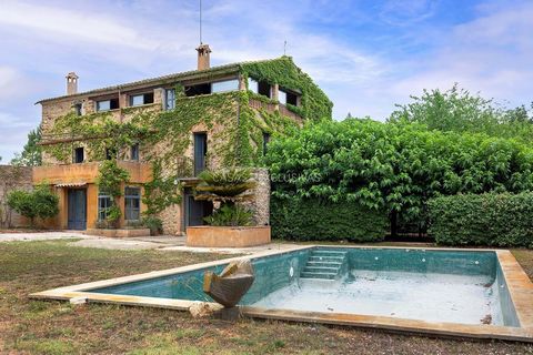 Charming Catalan farmhouse, ideally located in the beautiful village of Saus in Alt Empordà. The main house measures 699 square meters distributed over three floors with 6 bedrooms, 5 bathrooms, a large living room, a cellar, a bar area, an open kitc...