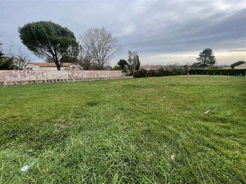 For sale in a location near the city center and outside the subdivision, land of approximately 1000 m2. This land is sold unserviced but water and electricity run alongside the path (distance of approximately 10 meters). No COS. To visit without dela...