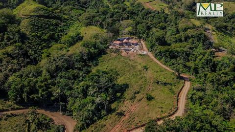 Questa nuovissima costruzione è stata finalizzata entro l'inizio del 2024 e ha un enorme potenziale per una famiglia o chiunque cerchi una grande casa con un design unico e una vista mozzafiato sulle montagne. La struttura si trova sulle colline tra ...