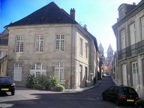Ideal investors! Commercial walls on the city of Autun. If you are considering a rental investment, do not hesitate to come and see this local located in the shopping district of the historic heart of the city, on an unstoppable axis of tourist passa...