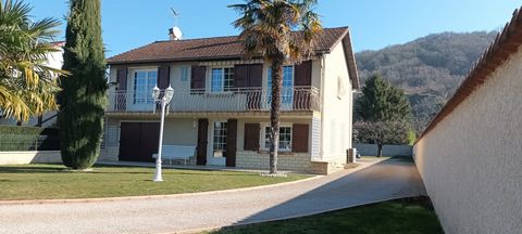 The Regional Real Estate Cabinet offers you this beautiful villa with a living area of more than 132 m2 located on a plot of 1039 m2. In a quiet and residential area of VILLEMOIRIEU, you will find in this house of the 75s a very well maintained prope...
