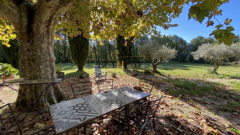 EXCLUSIVELY, BUYHOM offers for sale this very large farmhouse of 350m2 in the countryside in the town of Les Vignéres. You will appreciate its very quiet environment and not overlooked, allowing you to appreciate our beautiful days. This farmhouse co...