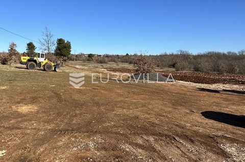 In the vicinity of Vodnjan, in a quiet and orderly environment, there is this building plot of 1230 m2 with a valid building permit for the construction of a beautiful, comfortable family house. The maximum construction possibility is 12x11 m2, a bea...