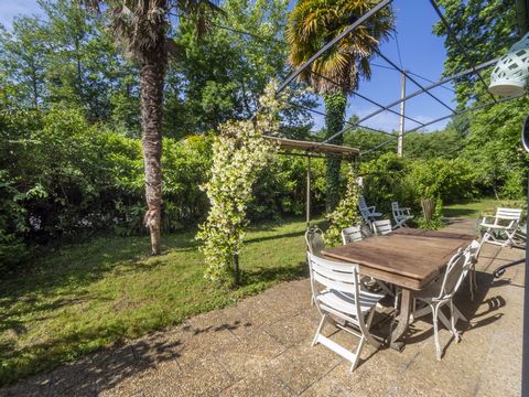7-room house of about 166 m2 Located 10 minutes from the market town of St Martin de Seignanx and 20 minutes from Bayonne. Through a pleasant terrace surrounded by jasmine you access the living room with a fireplace also opening onto the dining room,...