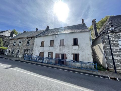 In the heart of the Massif du Sancy, and, more precisely, in the village of Laqueuille, come and discover this semi-detached house on one side of 78 m2 composed of: - on the ground floor: 1 living room of about 29 m2 with its cantou and 1 cellar of 1...