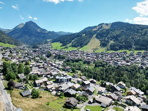 Long sunshine hours and outstanding open views make this location one of the most sought after in the area, just 10 minutes walk from the Super Morzine lift and the centre of Morzine. A large developable plot of 895m2 offering the possibility to buil...
