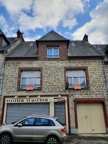 To discover without delay! Building with commercial premises, laboratory, dishwasher, cold room and kitchenette. On the first floor a house with a landing, two bedrooms, a dining room, bathroom, toilet. On the second floor, a bedroom and an attic par...