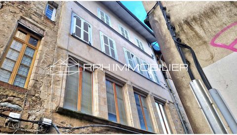 RPH immobilier offers you 2 apartments on the 3rd and last floor of a building located in the city center of Tulle. The first, Type 1 with a surface area of 38 m2, consists of a living room of more than 20 m2, a kitchen, a shower room and a separate ...