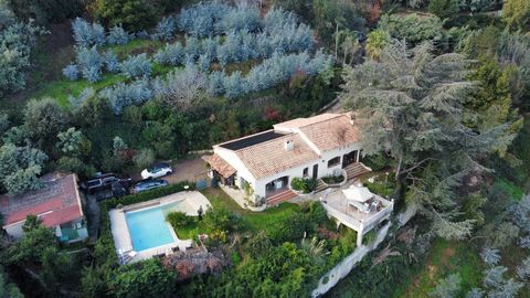 PLEIN SUD IMMO offers you a large villa of 6 rooms of about 162.50M2 with swimming pool on a plot of 2500M2 approximately, located in a quiet and not overlooked area with a magnificent view. It consists of an entrance hall, a living room, a kitchen, ...