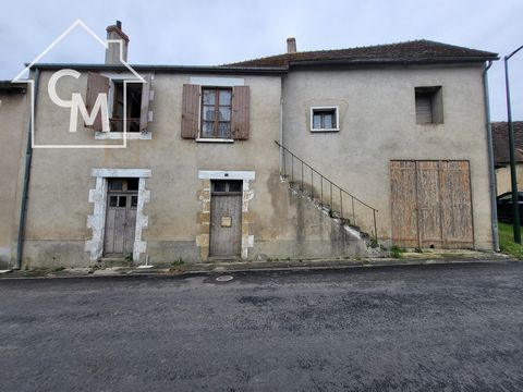 Townhouse located in the center of PRISSAC, to be renovated. With a living area of 58 m2 plus outbuildings of 35 m2 (two rooms overlooking the street) and a cellar, a garage with attic. An independent external staircase gives access to the first floo...