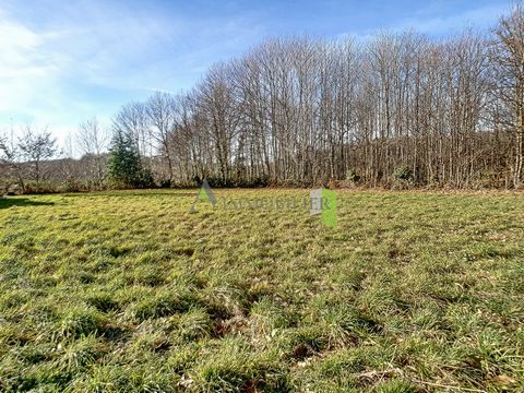 Your Petite Agence Guéret exclusively offers you this pretty building plot with a surface area of more than 1000m2 located in the town of Saint-Vaury. Close to the village and its amenities, you can enjoy the tranquility and advantages of the country...