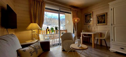 Close to the SAUZE in the middle of nature. In a quiet residence, a beautiful bright renovated apartment in a coquettish and warm atmosphere. Living room opening through a large bay window onto a south-facing terrace with views of the mountains. Fitt...