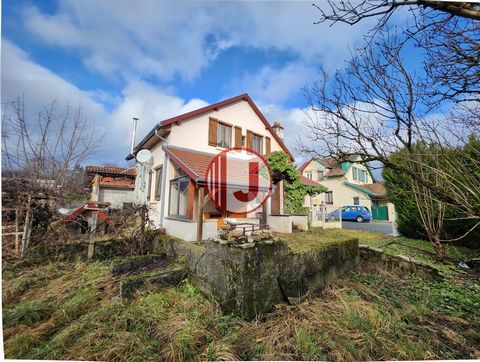 Julien Immo offers for sale this adjoining house of 59.6 m2 located in Giromagny on a plot of land of about one are. On the ground floor we find a fitted kitchen as well as a bright living room and a modern bathroom with a washbasin. The first floor ...