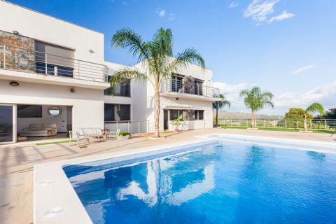 If you dreamed of a luxury home that does not lack detail, both in design, functionality and comfort in an exclusive area and that in addition to its own garden and pool has magnificent common areas as a social club for this urbanization, such as gua...