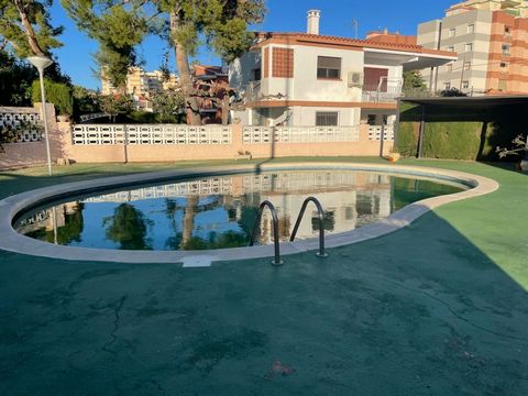 HERE I PRESENT A BEAUTIFUL VILLA IN BENICASIM~~It is a semi-detached villa with another, but totally independent since each one overlooks a street. ~~The property is composed of a hall, a huge dining room distributed in two, a kitchen with gallery, a...
