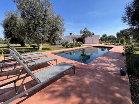 Elegante villa nueva de 4 dormitorios con piscina privada, totalmente inmersa en un olivar en la zona de Carovigno, no muy lejos de la playa y los servicios. La villa está dispuesta alrededor de una luminosa sala de estar, que está diseñada para abra...