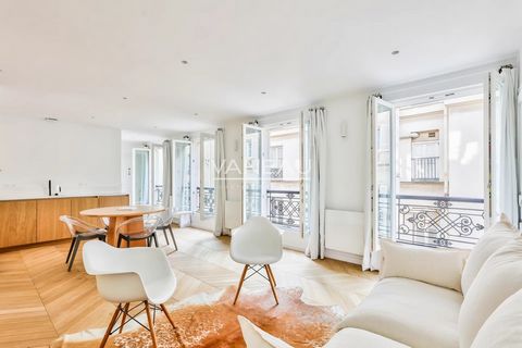 Place Beauvau- De Vaneau groep biedt u in een elegant condominium, een appartement van 50 m² volledig gerenoveerd. Gelegen op de 4e verdieping, bestaat het uit een grote woonkamer met een open keuken, een grote slaapkamer, een doucheruimte en aparte ...