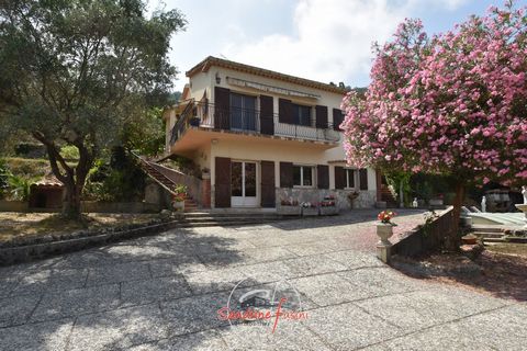 SAINT-JEANNET: Beautiful villa type 5 rooms with a living area of approximately 112 m2, currently converted into two apartments, with easy access to all amenities, swimming pool and adjoining land with a surface area of 1,724m2, including: On the gro...