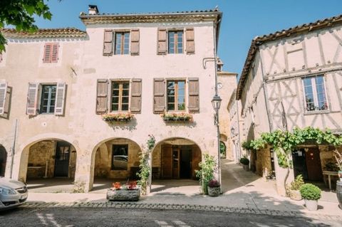 Situated right on the main square in the medieval town of Fourcès, this is the perfect spot to sit and enjoy watching the world go by in this stunning french town. It is an ideal lock-n-leave home, or there could be potential to create business enter...