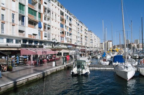 TOULON, Le Port, emplacement parfait pour ces murs commerciaux (à usage de restauration) vendus loués 1850euros/mois hors charges (taxe foncière à la charge des locataires). Directement sur le port de Toulon, cet investissement vous garantit 7% de re...