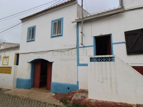 Townhouse with garage and extensive courtyard with warehouses and stables right in Figueira village, close to Budens in West Algarve, surrounded by beautiful countryside panorama of Costa Vicentina Nature Park. This traditional single storey townhous...