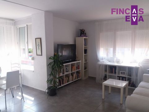 Ground floor apartment that is distributed in:Three bedrooms, two of them double, bathroom with renovated shower, separate kitchen with utility room, spacious living room.Aluminum and wood windows, stoneware, fitted wardrobes, air conditioning. Priva...