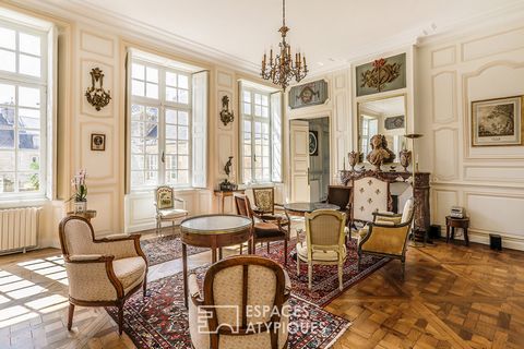 Located at the end of a courtyard, out of sight, this carefully decorated mansion offers a living area of more than 370m2 and has a wooded park enclosed by walls, located on almost 1500m2. The charm of this eighteenth-century residence is also an und...