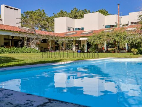 7 bedroom villa Herdade da Aroeira, first line golf Total land area 2353.9200m², and a gross construction area of 791.43m2, three-storey villa, excellent modern architecture, functional, interior with plenty of natural light. Ground floor a suite, li...