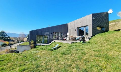 Ref GRMHT1809 A stone's throw from the Soral customs, the hamlet of Crache is sought after for its bucolic environment and its relaxing setting. This architect-designed, bioclimatic villa of approximately 228 m² was designed to fit its land on half l...