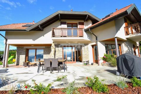 Réf : 67097FD, In the commune of Pringy, close to ANNECY, exceptional villa on 2500 m² of land with panoramic views of Lake ANNECY and its mountains in an ultra residential area. Enclosed plot with electric gate, beautifully planted with trees. This ...