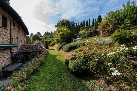 Located in the municipality of Mozzo, in the exclusive Borghetto district, the house, although part of a complex consisting of 6 individual properties, maintains the characteristics of a single home not sharing any part with the neighbors. We offer f...