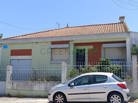 Are you looking for a house to rebuild? This 3 bedroom villa, in Quinta do Cabral - Arrentela, is located on a plot of 402 m2 and is the opportunity you are looking for to remodel to your needs. It also has an extra kitchen in the backyard, a shed fo...