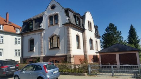 This is an apartment in a building from the founding period of 1908 and once belonged to the estate of the Fürstenberg Palace, located 200 meters away. It is built in the 