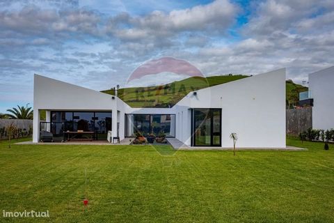 Fantastic 4 bedroom villa + office, new (built in 2022), on one floor only, with high quality finishes, set in a plot of 2,000 m2, located in the Boavista area, parish of Rabo de Peixe, municipality of Ribeira Grande. The property, with a modern desi...