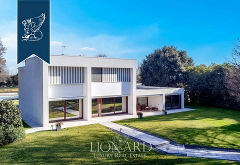 Luxury villa for sale located in the picturesque Massanzago, in the province of Padua. Developed on an area of ​​460 square meters and immersed in a tree -lined park of 12000 square meters, the property consists of three separate structures distribut...